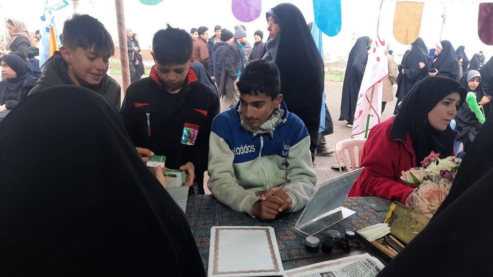 فعالیت طلاب جهادگر بسیجی در موکب شهیده اقدس احمدی در مسیر عاشقی