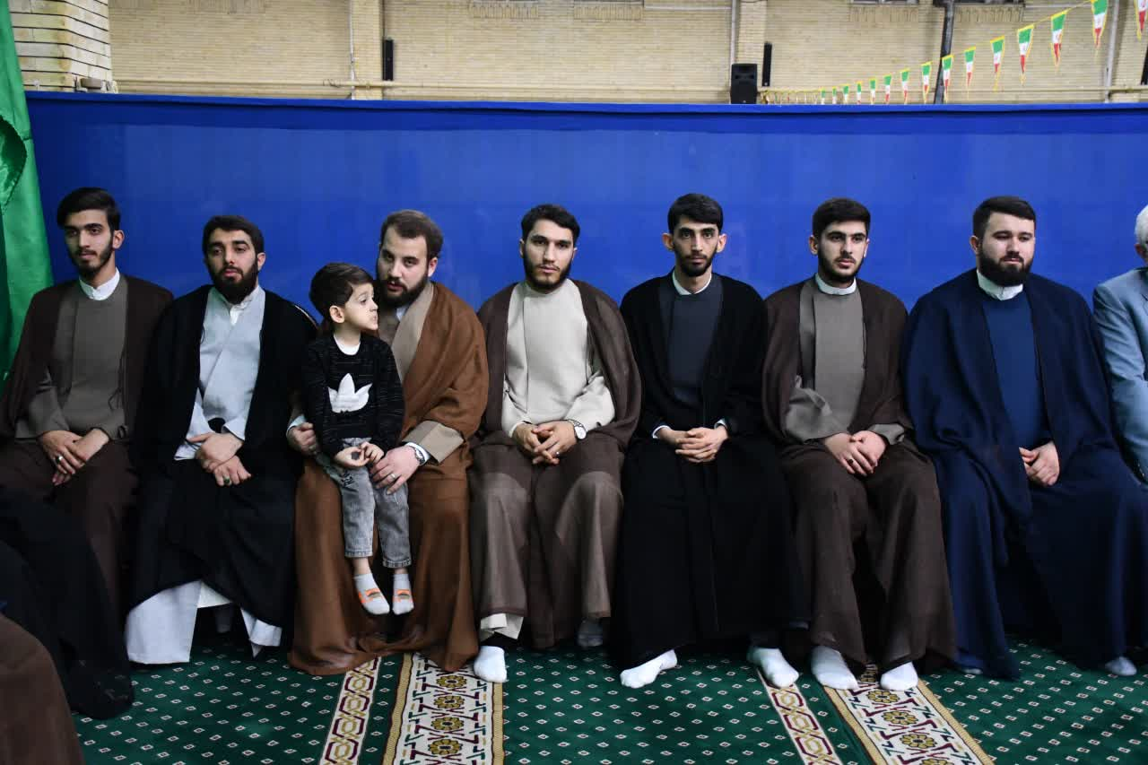 طلبههای خویی لباس خدمت پوشیدند/ عمامهگذاری در سالروز ولادت منجی عالم + تصاویر