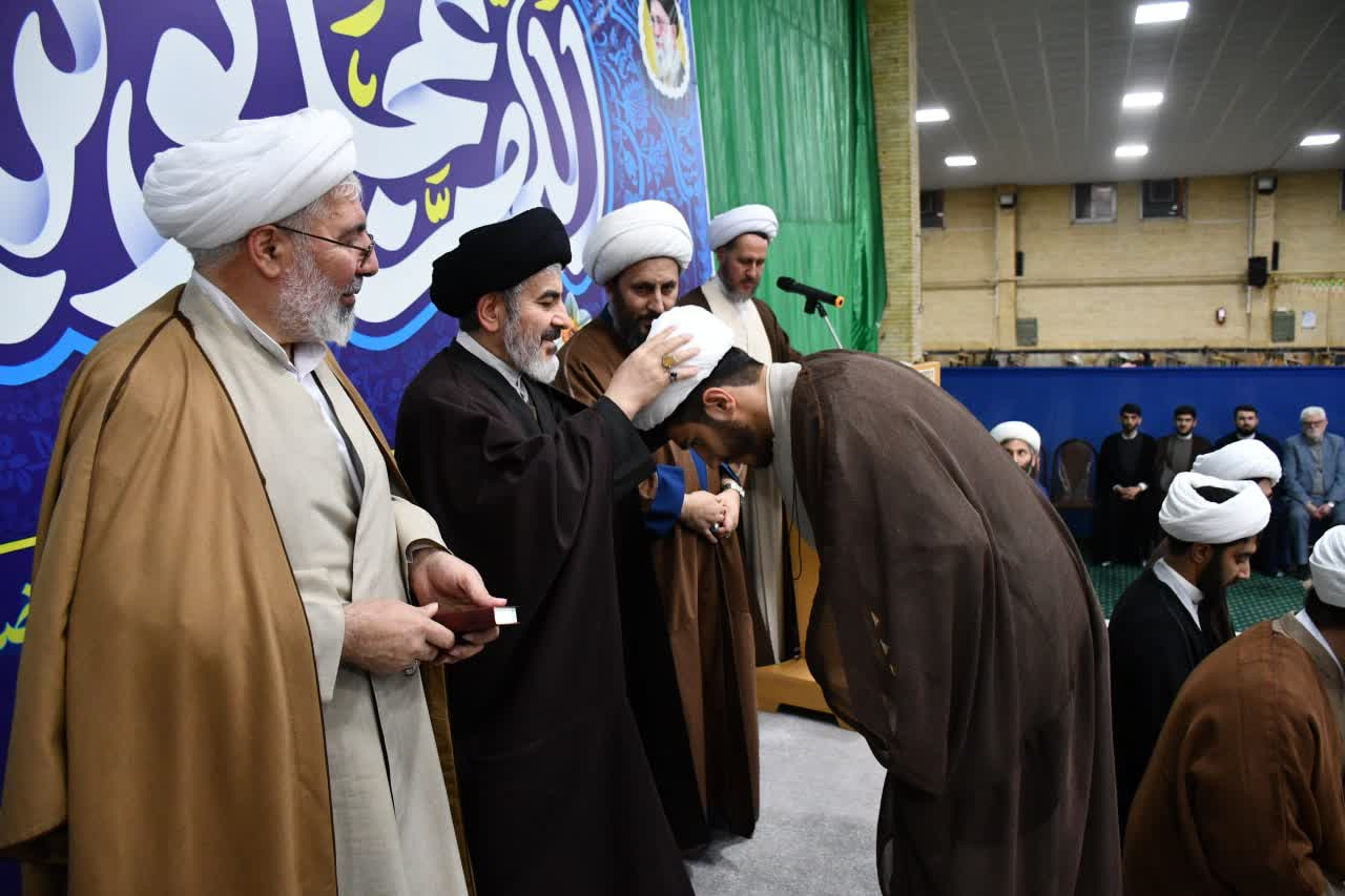 طلبههای خویی لباس خدمت پوشیدند/ عمامهگذاری در سالروز ولادت منجی عالم + تصاویر