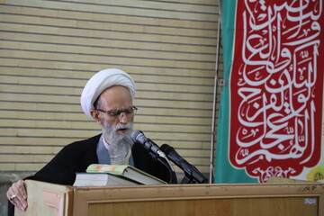 طلاب باید با تقوا و دانش، پرچم‌داران هدایت جامعه باشند  