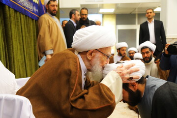 تصاویر / مراسم عمامه گذاری طلاب در روز نیمه شعبان توسط آیت الله العظمی نوری همدانی