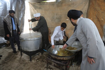 تصاویر/ خدمات رسانی موکب پایگاه بسیج شهدای روحانی حوزه های علمیه در میلاد امام زمان (عج)