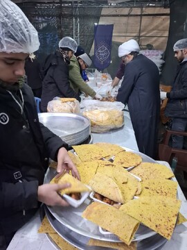 توزیع ۹۵ هزار قرص نان بین زائران در دو موکب امامزادگان قم و امامزاده سید جمال‌الدین(ع)
