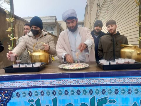 تصاویر/ برپایی ایستگاه صلواتی به مناسبت ولادت حضرت ولیعصر (عج) توسط طلاب مدرسه علمیه امام صادق (ع) بیجار