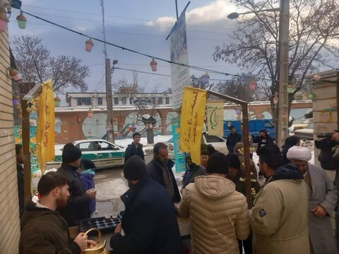 تصاویر/ برپایی ایستگاه صلواتی به مناسبت ولادت حضرت ولیعصر (عج) توسط طلاب مدرسه علمیه امام صادق (ع) بیجار