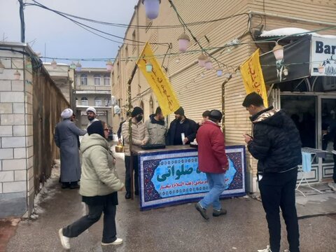 تصاویر/ برپایی ایستگاه صلواتی به مناسبت ولادت حضرت ولیعصر (عج) توسط طلاب مدرسه علمیه امام صادق (ع) بیجار