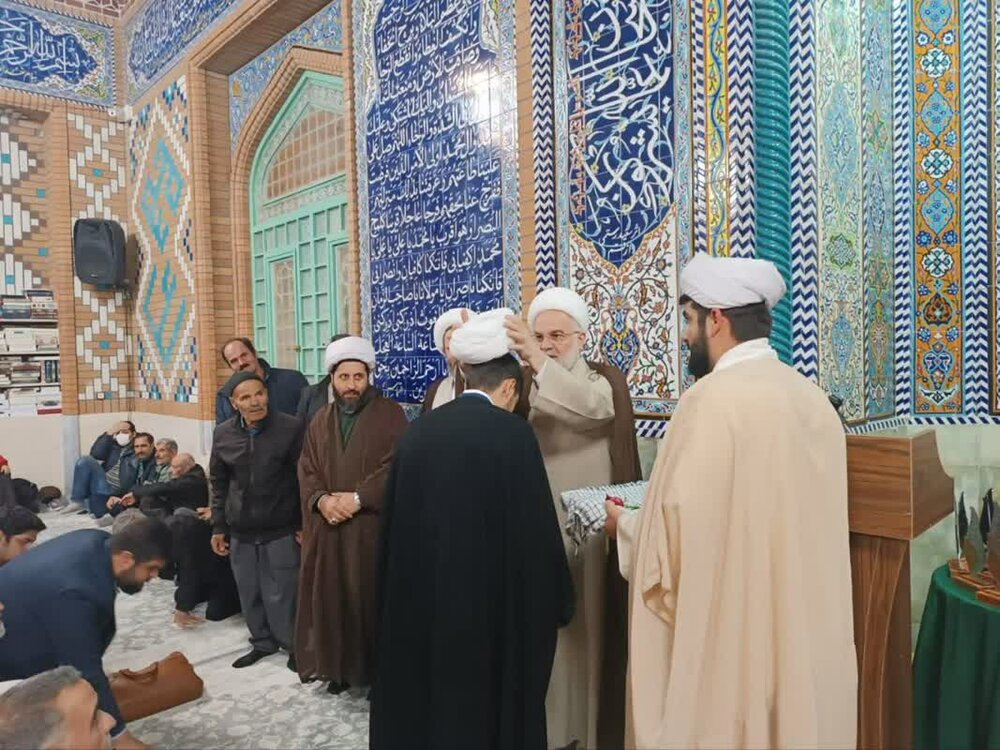 تصاویر/ آیین عمامه گذاری طلاب مدرسه علمیه امام صادق (ع) بیجار