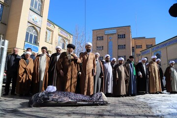 تصاویر / اقامه نماز میت بر پیکر حجت الاسلام ملکیان