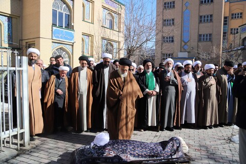 تصاویر / نماز میت مرحوم ملیکان در همدان