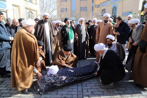 تصاویر / نماز میت مرحوم ملیکان در همدان