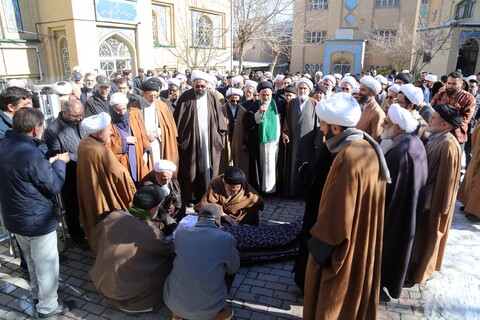 تصاویر / نماز میت مرحوم ملیکان در همدان