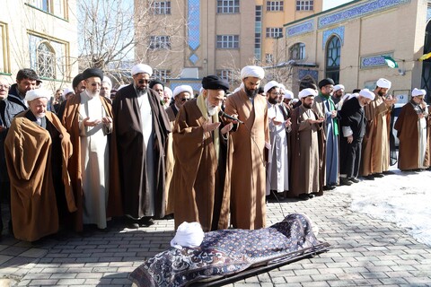تصاویر / نماز میت مرحوم ملیکان در همدان