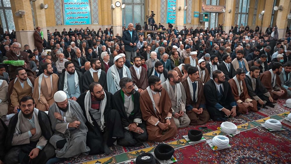 مراسم نماز جمعه و عمامه‌گذاری طلاب در مصلای کرج