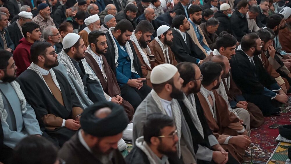 مراسم نماز جمعه و عمامه‌گذاری طلاب در مصلای کرج