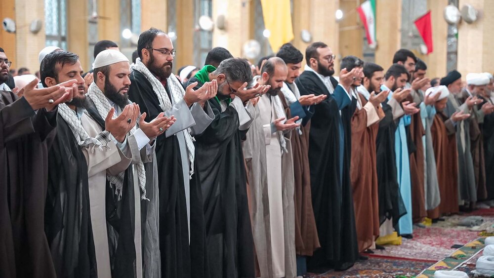 مراسم نماز جمعه و عمامه‌گذاری طلاب در مصلای کرج