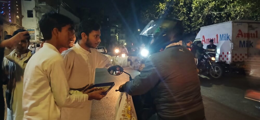 لکھنؤ؛ ولادت امام مہدی (عج) کے موقع پر جامعہ امامیہ تنظیم المکاتب کی جانب سے شاہراہوں پر شیرینی تقسیم