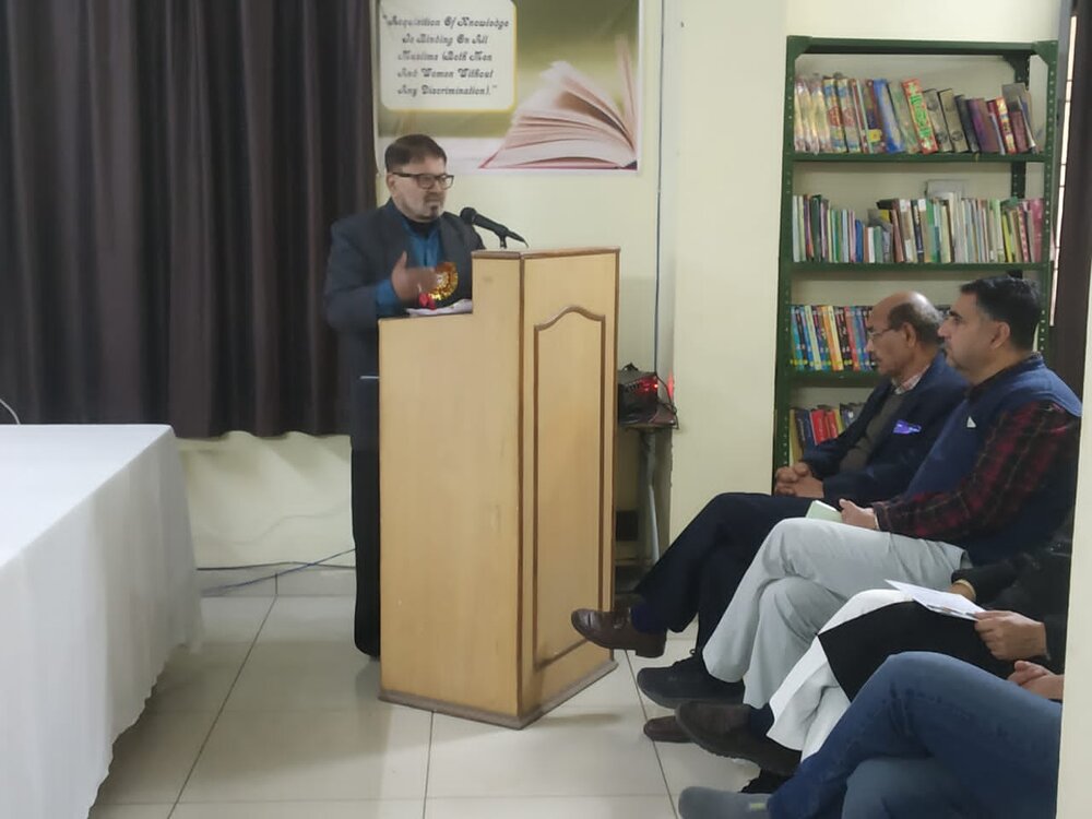 علی گڑھ میں عصرِ حاضر میں علم و عمل کی اہمیت پر مذاکرہ/تعلیمی میدان میں گراں قدر کام کرنے والوں کو اعزازات سے نوازا گیا