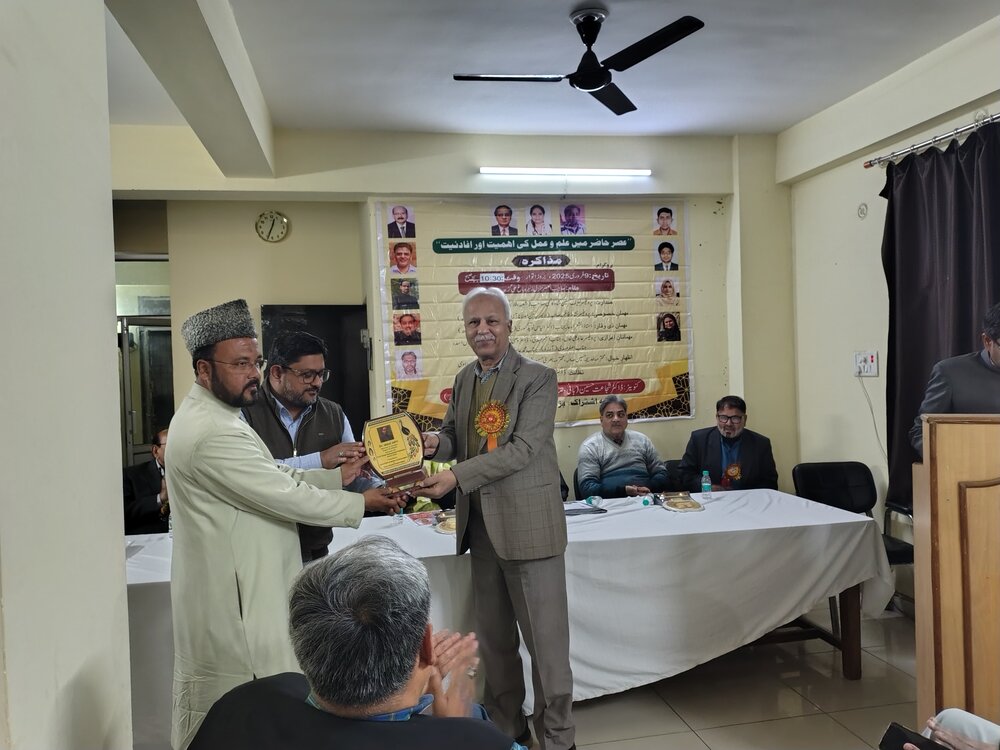 علی گڑھ میں عصرِ حاضر میں علم و عمل کی اہمیت پر مذاکرہ/تعلیمی میدان میں گراں قدر کام کرنے والوں کو اعزازات سے نوازا گیا