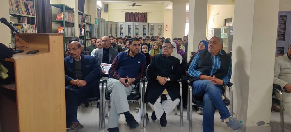 علی گڑھ میں عصرِ حاضر میں علم و عمل کی اہمیت پر مذاکرہ/تعلیمی میدان میں گراں قدر کام کرنے والوں کو اعزازات سے نوازا گیا