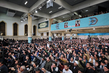فیلم| "چون باکری‌ها اهل نبردیم" همخوانی مردم آذربایجان شرقی در ابتدای دیدار با رهبر انقلاب
