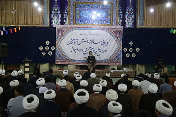 اولین گردهمایی سالانه دانش‌آموختگان ادوار مدرسه علمیه امام خمینی(ره) اهواز برگزار شد