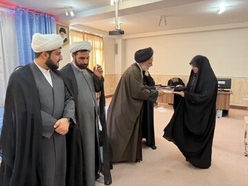 تصاویر/ تجلیل از ممتازین علمی و فعالین فرهنگی مدرسه علمیه فاطمة الزهرا سلماس