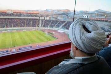 تصاویر / حضور نماینده ولی فقیه در آذربایجان شرقی در ورزشگاه یادگار امام (ره) تبریز  و تماشای بازی تراکتور و الخالدیه
