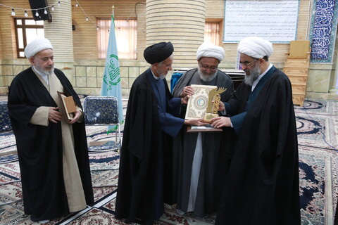 تصاویر/ رونمایی از موسوعه های اعتکاف و تمسک العتره الطاهره بالقرآن الکریم