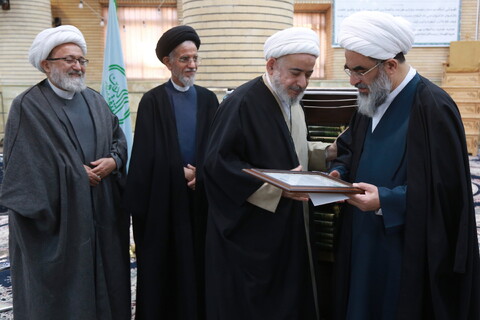 تصاویر/ رونمایی از موسوعه های اعتکاف و تمسک العتره الطاهره بالقرآن الکریم