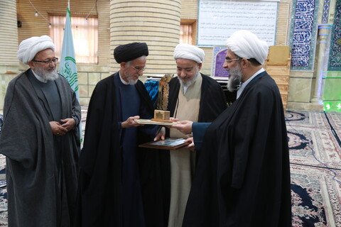 تصاویر/ رونمایی از موسوعه های اعتکاف و تمسک العتره الطاهره بالقرآن الکریم