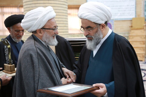 تصاویر/ رونمایی از موسوعه های اعتکاف و تمسک العتره الطاهره بالقرآن الکریم