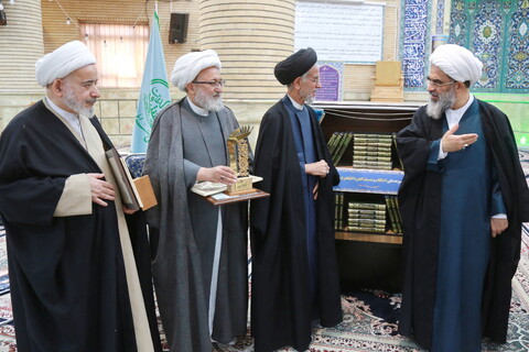 تصاویر/ رونمایی از موسوعه های اعتکاف و تمسک العتره الطاهره بالقرآن الکریم