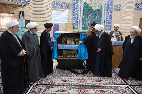 تصاویر/ رونمایی از موسوعه های اعتکاف و تمسک العتره الطاهره بالقرآن الکریم