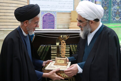 تصاویر/ رونمایی از موسوعه های اعتکاف و تمسک العتره الطاهره بالقرآن الکریم