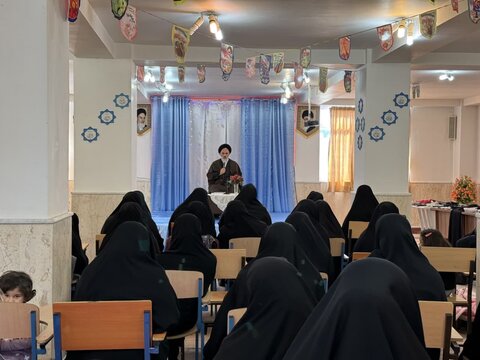 تصاویر/ تجلیل از ممتازین علمی و فعالین فرهنگی مدرسه علمیه فاطمه الزهرا سلماس