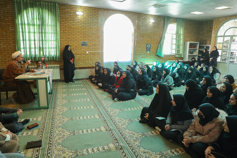 تصاویر / حضور امام جمعه قزوین در جمع دانش آموزان دختر دبیرستان فاطمیه