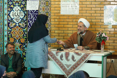 تصاویر / حضور امام جمعه قزوین در جمع دانش آموزان دختر دبیرستان فاطمیه