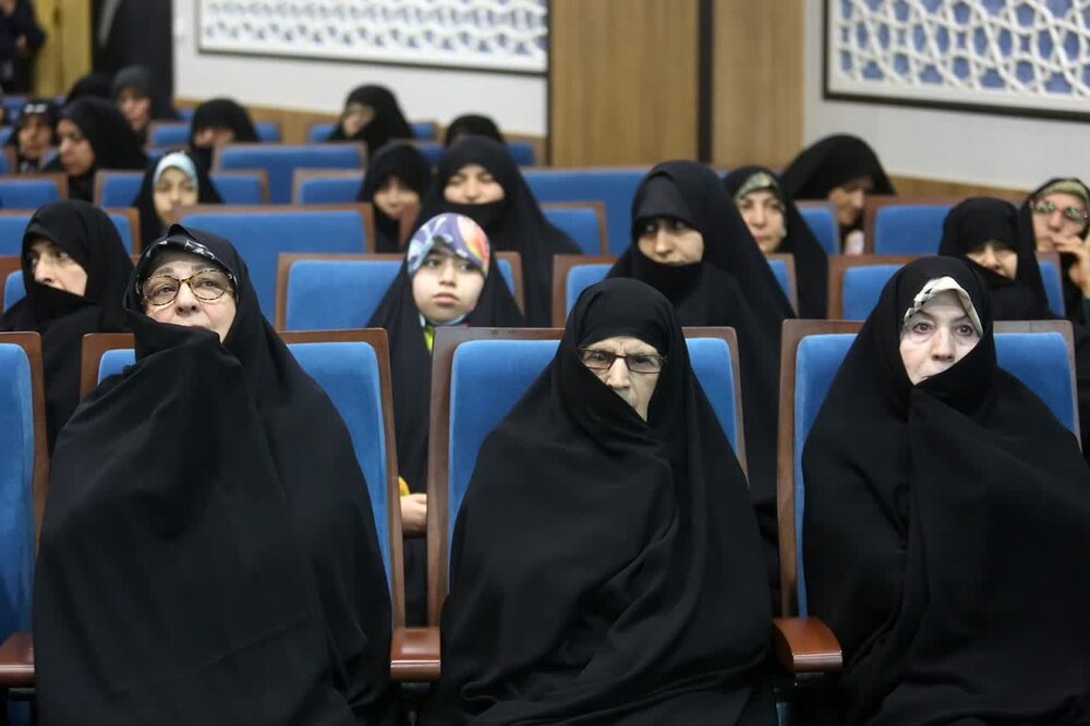 کتاب "فقہ جلیل" کی رونمائی / امام خمینی (رہ) کی صاحبزادی کی علمی و سماجی خدمات کا اعتراف