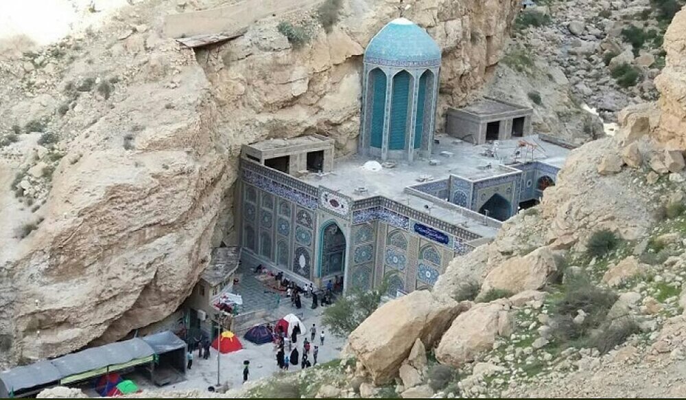 چرا امامزادهها و زیارتگاهها اینقدر زیادند؟