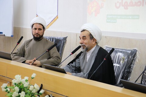 تصاویر|نشست هم اندیشی مسئولان هیئات مذهبی مدارس علمیه اصفهان