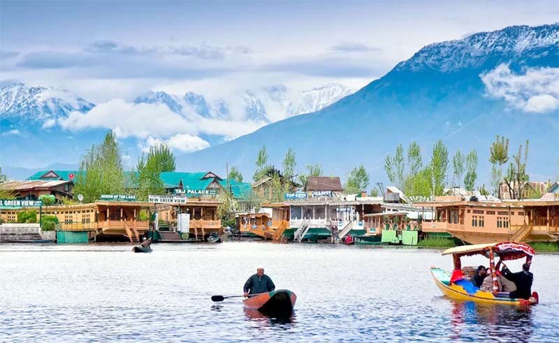 कश्मीर की प्राकृतिक सुंदरता और सामाजिक संकट एक दुखद स्थिति कश्मीर की प्राकृतिक सुंदरता और सामाजिक संकट एक दुखद स्थिति