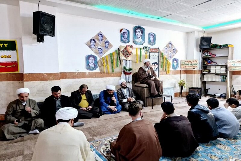 تقدیر از ممتازین تحصیلی مدرسه علمیه امام خمینی (ره) سنقر و کلیایی