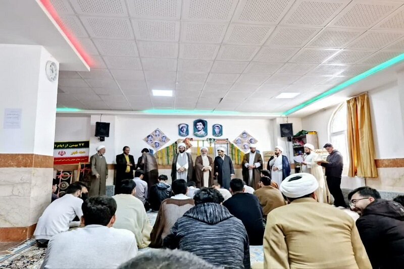 تقدیر از ممتازین تحصیلی مدرسه علمیه امام خمینی (ره) سنقر و کلیایی