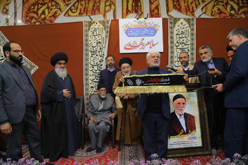 تصاویر/ اختتامیه برنامه های دهه مهدویت و تجلیل از حاج غلامرضا سازگار، شاعر اهل‌بیت(ع) در اصفهان