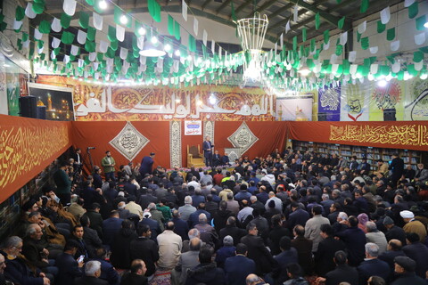 تصاویر/ اختتامیه برنامه های دهه مهدویت و تجلیل از حاج غلامرضا سازگار، شاعر اهل‌بیت(ع) در اصفهان