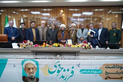 تجلیل از خدمات ۵۰ ساله استاد حوزه علمیه خوی

