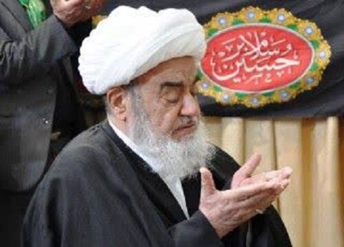 آیت الله العظمی مظاهری بر پیکر آیت الله مستجابی نماز اقامه می‌کنند