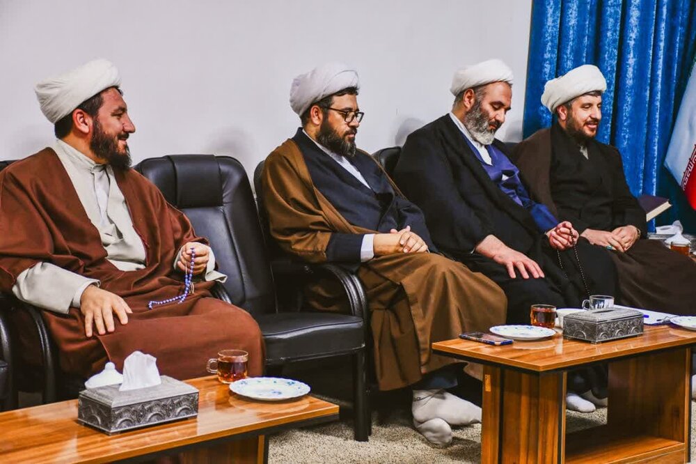 دیدار اساتید مدرسه علمیه تکاب با امام جمعه این شهر