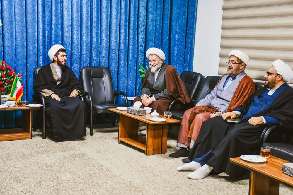 دیدار اساتید مدرسه علمیه تکاب با امام جمعه این شهر