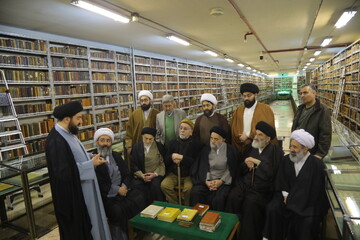 اهدای نسخه‌های خطی کتابخانه مرحوم آیت‌الله شاه‌آبادی به کتابخانه آیت ‎الله مرعشی نجفی(ره)